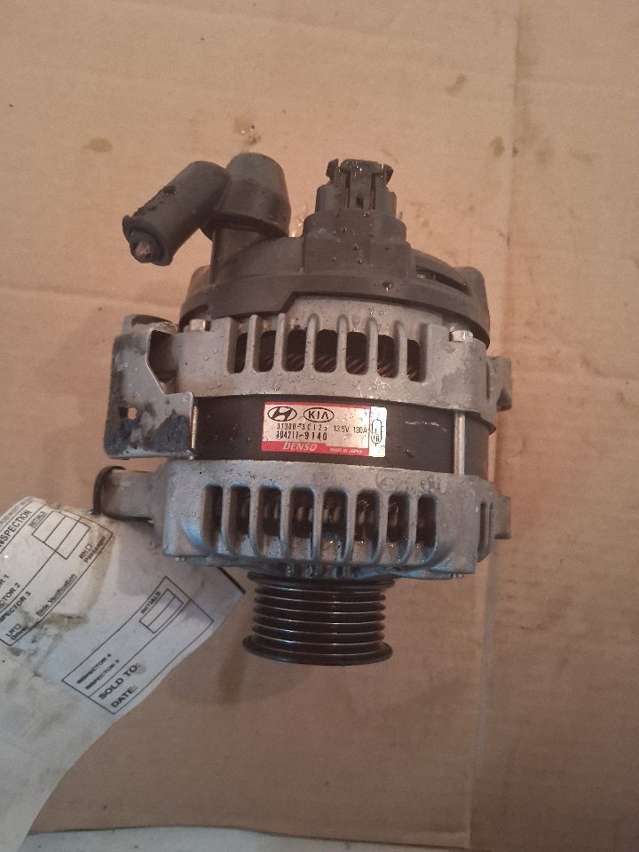 Alternator from a 2010 Hyundai Veracruz, photo 1