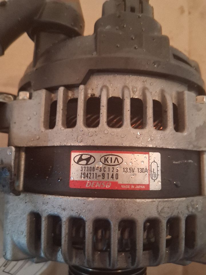 Alternator from a 2010 Hyundai Veracruz, photo 2