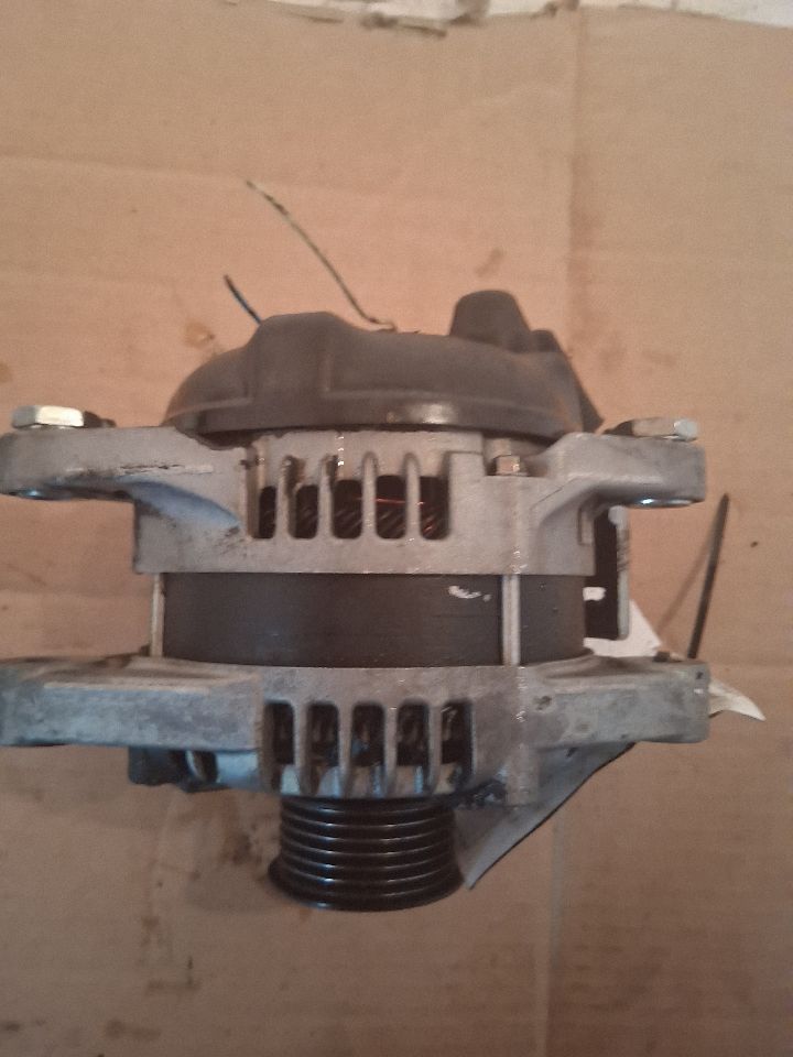 Alternator from a 2010 Hyundai Veracruz, photo 3