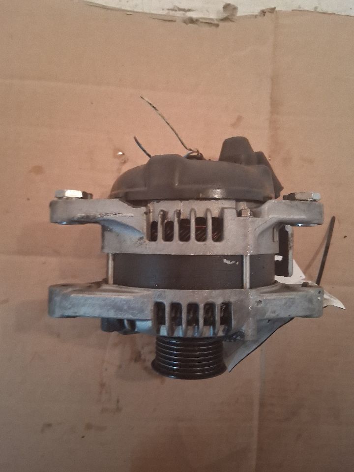 Alternator from a 2010 Hyundai Veracruz, photo 4