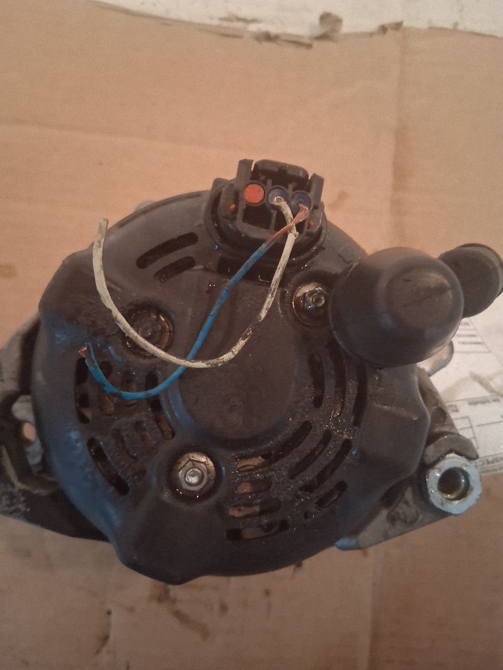 Alternator from a 2010 Hyundai Veracruz, photo 5