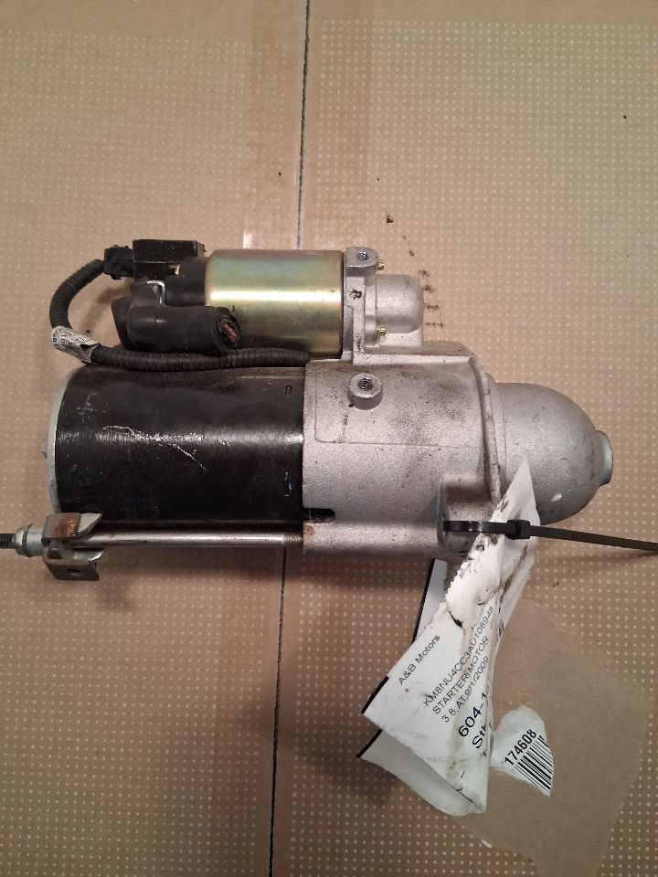Starter Motor from a 2010 Hyundai Veracruz, photo 1