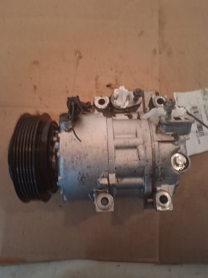 AC Compressor from a 2010 Hyundai Veracruz, photo 2