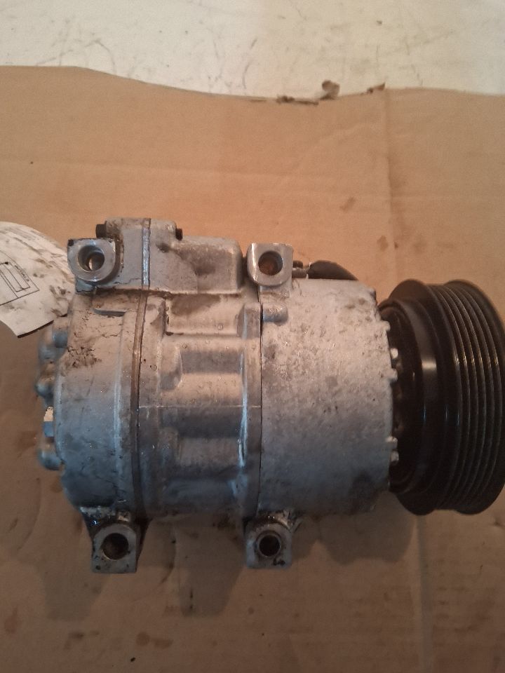 AC Compressor from a 2010 Hyundai Veracruz, photo 3