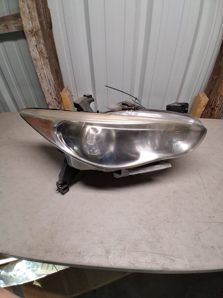 Headlight Assembly from a 2014 Infiniti QX60, right side, photo 2