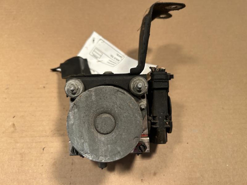 ABS Pump Module from a 2006 Toyota, photo 2