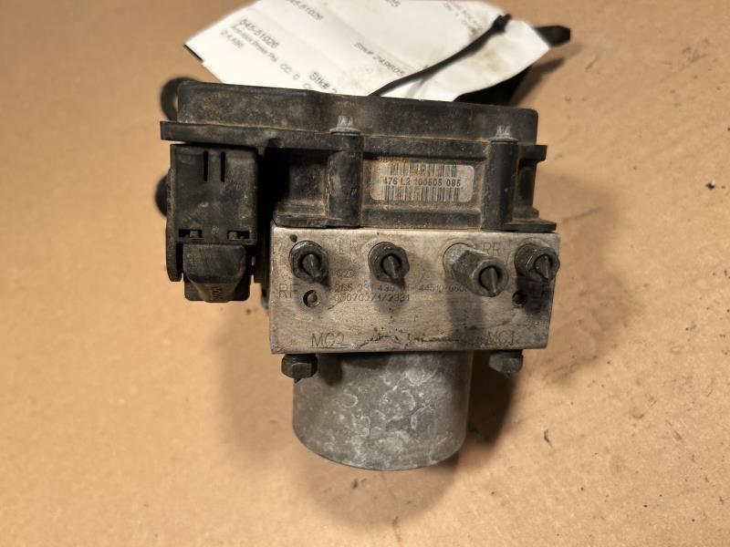 ABS Pump Module from a 2006 Toyota, photo 3