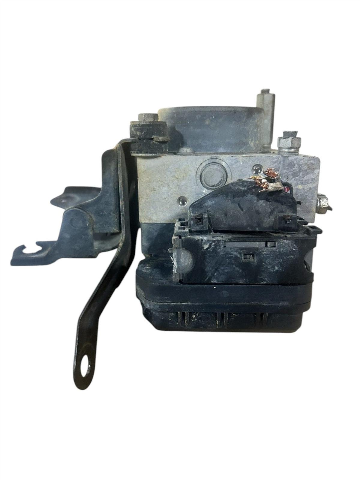 ABS Pump Module from a 2010 Toyota Yaris, photo 2