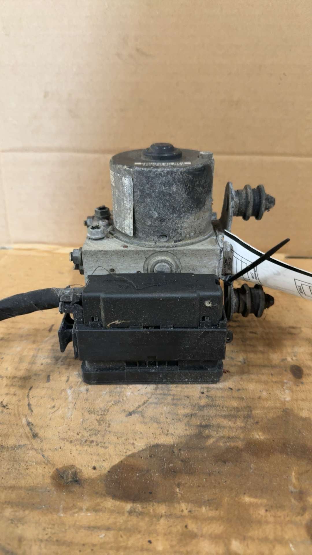 ABS Pump Module from a 2006 Volkswagen Jetta, photo 1