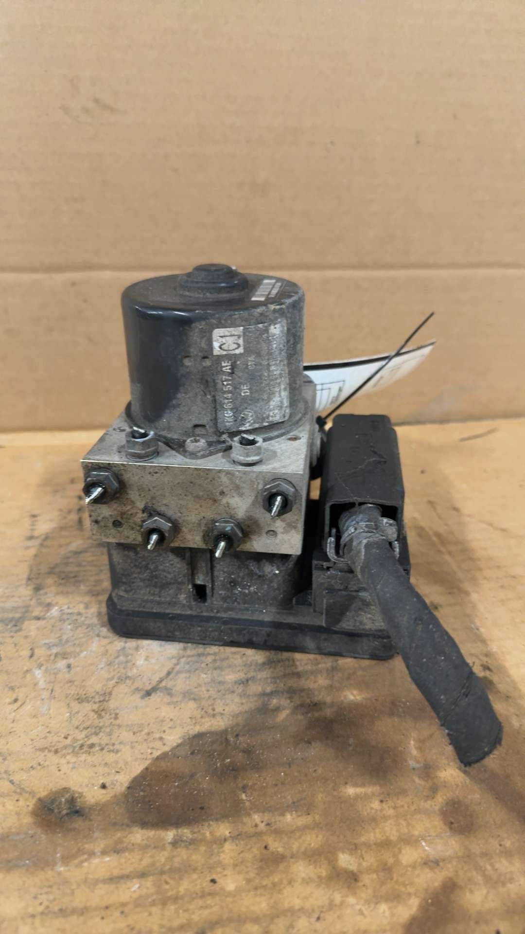 ABS Pump Module from a 2006 Volkswagen Jetta, photo 2