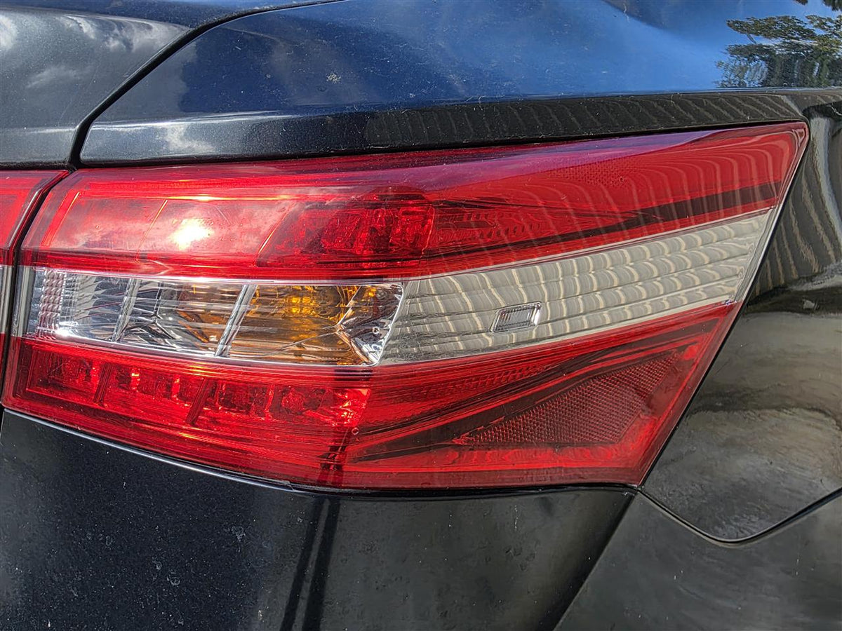 Tail Light from a 2015 Toyota Avalon, right side, photo 1