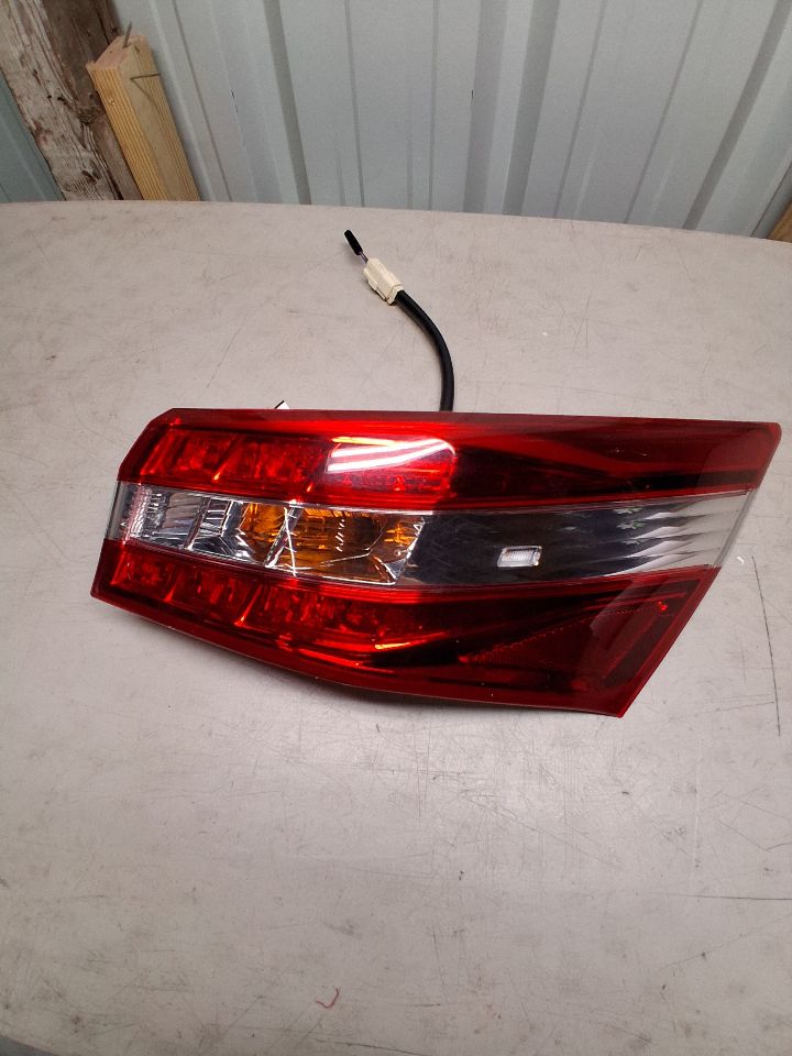 Tail Light from a 2015 Toyota Avalon, right side, photo 2
