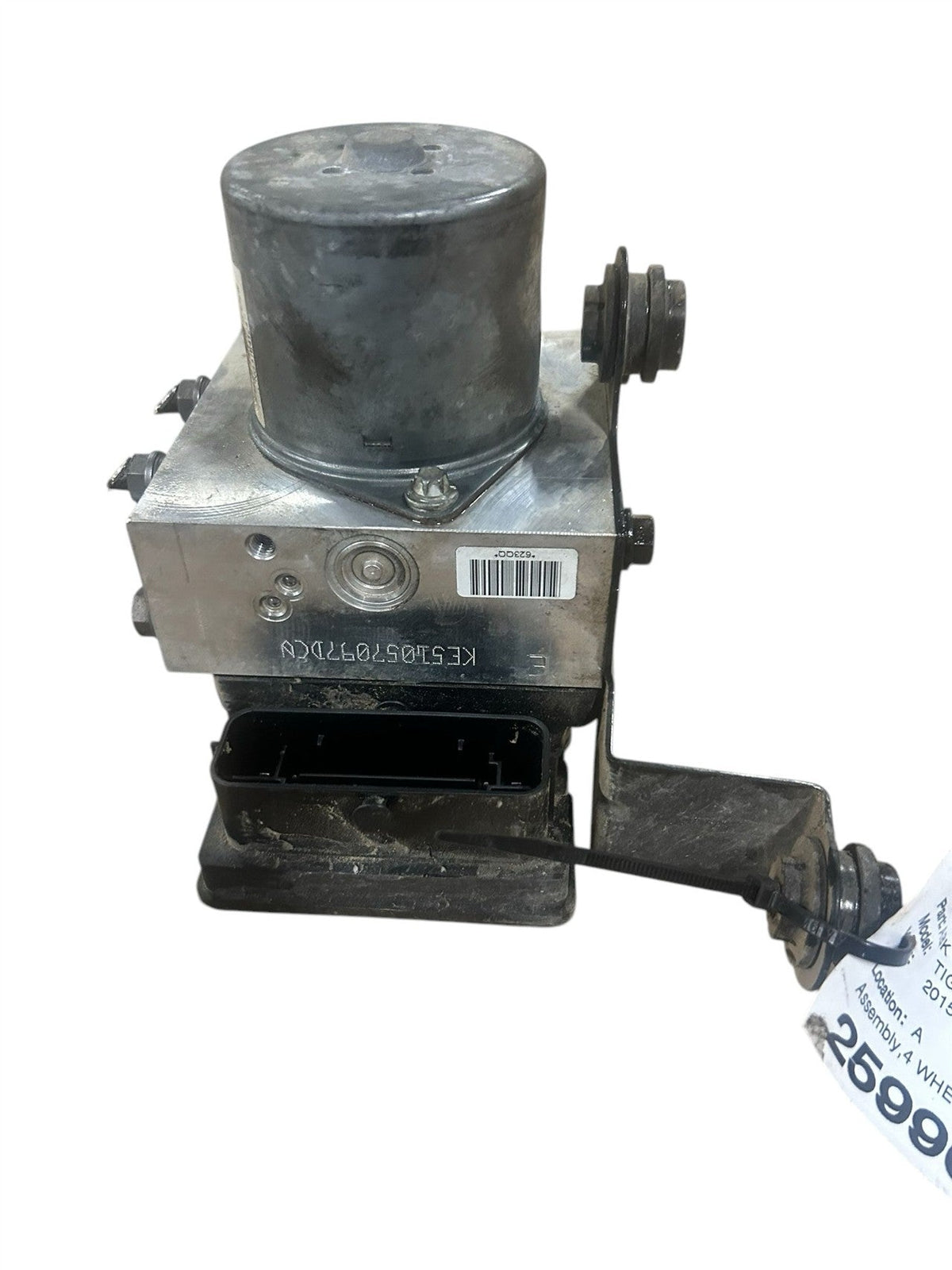 ABS Pump Module from a 2015 Volkswagen Tiguan, photo 1