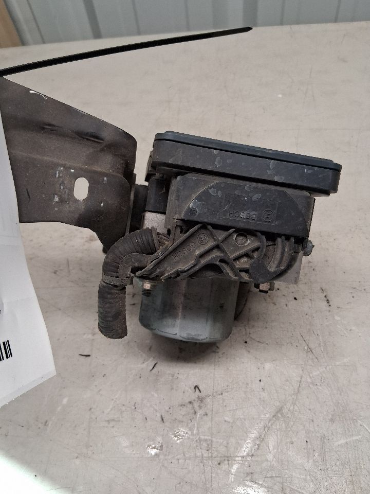 ABS Pump Module from a 2015 Toyota Avalon, photo 2