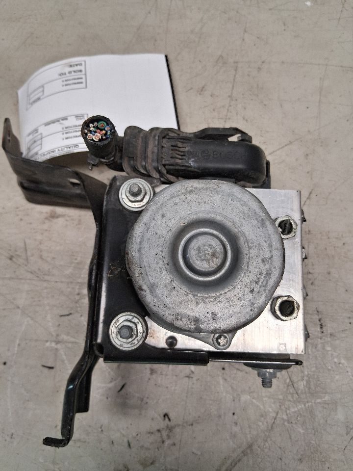 ABS Pump Module from a 2015 Toyota Avalon, photo 3