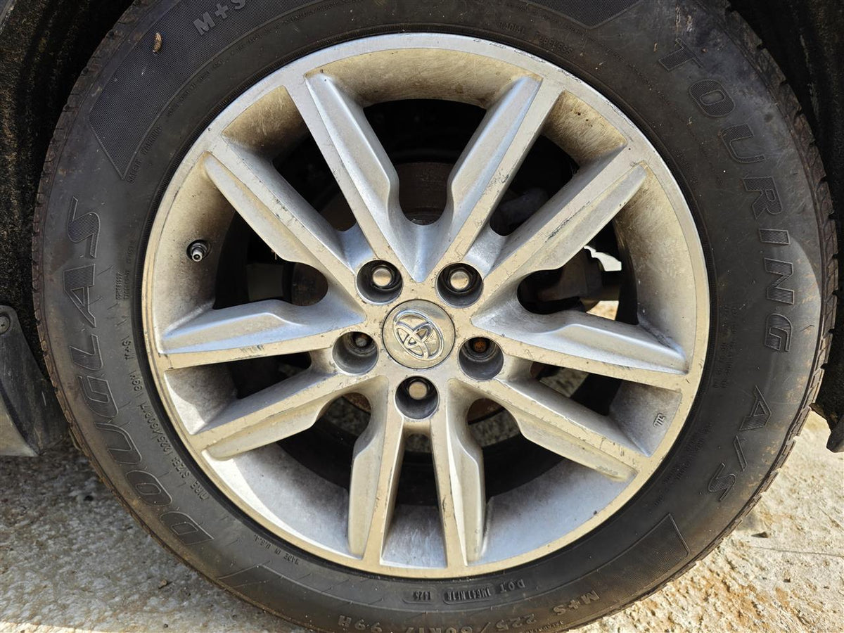 Wheel from a 2015 Toyota Avalon, photo 1