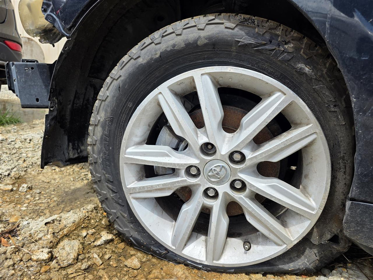 Wheel from a 2015 Toyota Avalon, photo 1