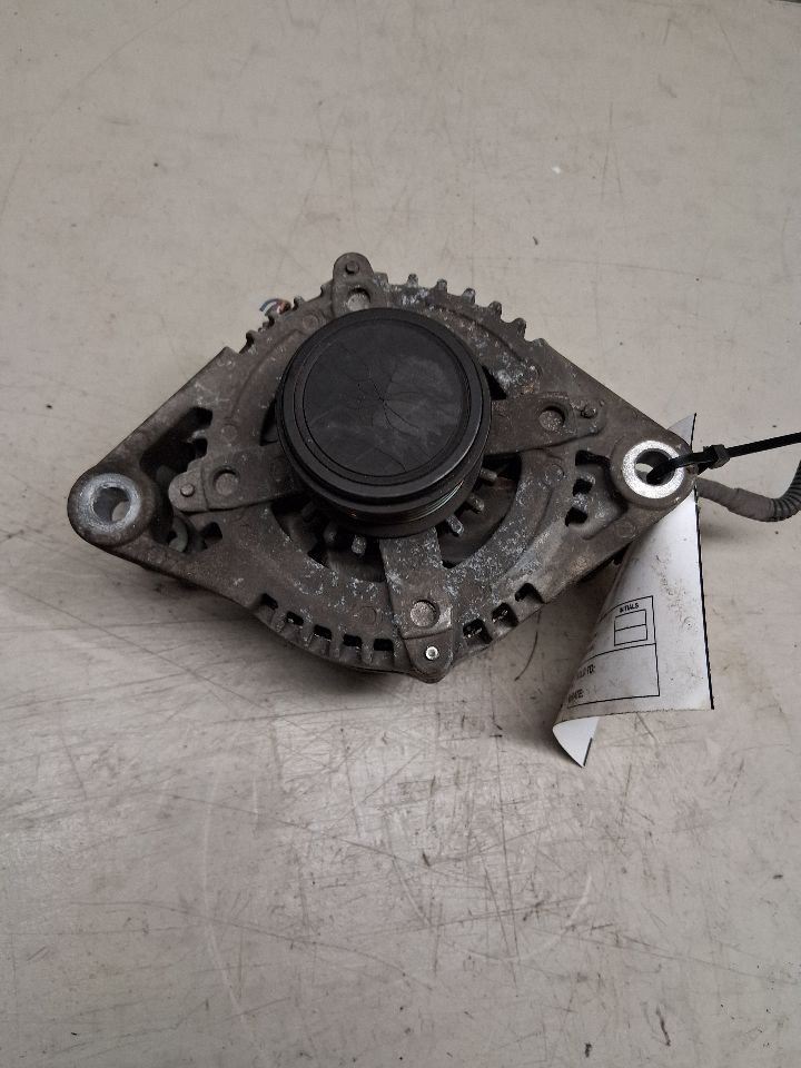 Alternator from a 2015 Toyota Avalon, photo 1