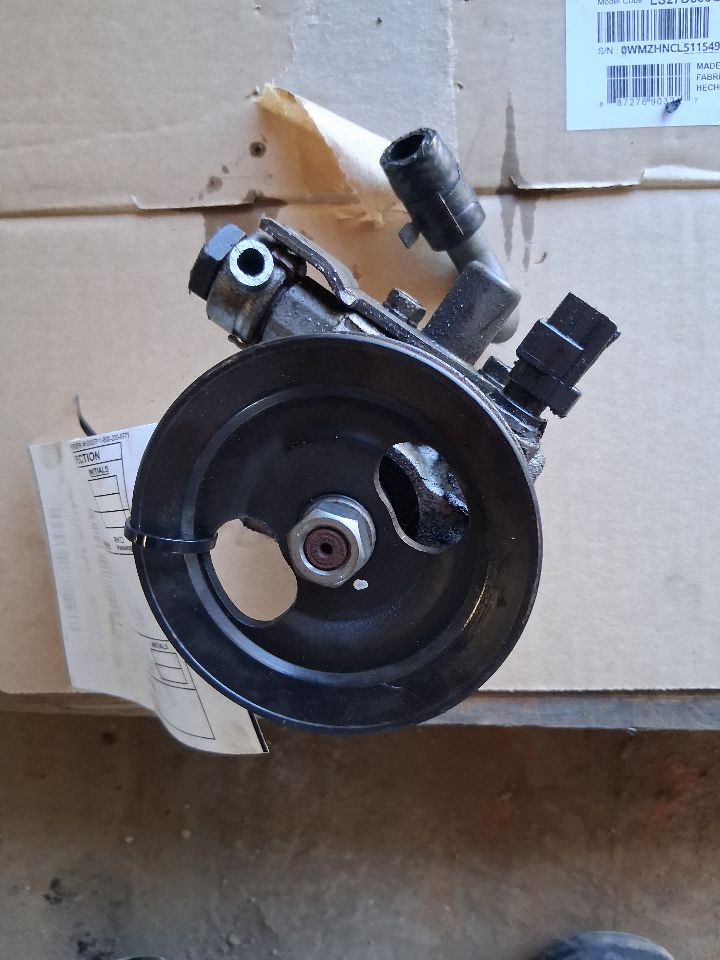 Power Steering Pump from a 2010 Hyundai Accent, photo 1