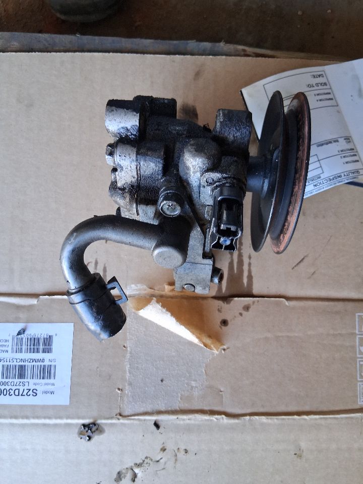 Power Steering Pump from a 2010 Hyundai Accent, photo 2