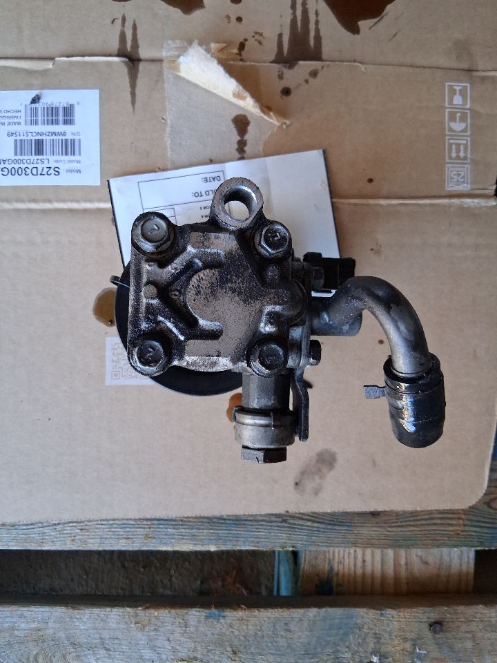Power Steering Pump from a 2010 Hyundai Accent, photo 3
