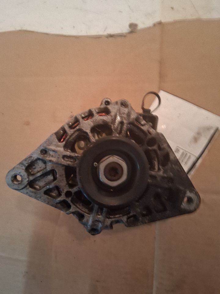Alternator from a 2010 Hyundai Accent, photo 2