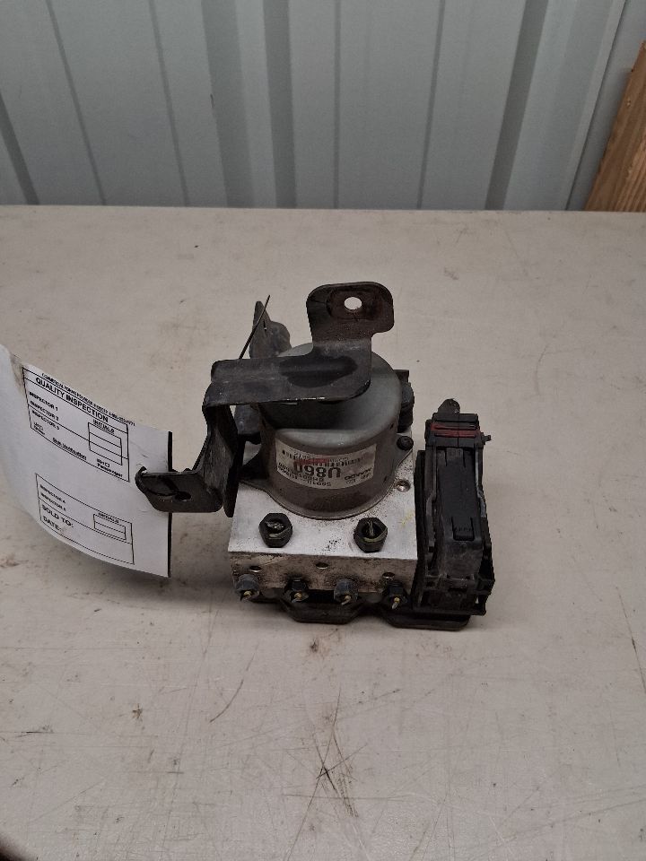 ABS Pump Module from a 2012 Kia Sorento, photo 2