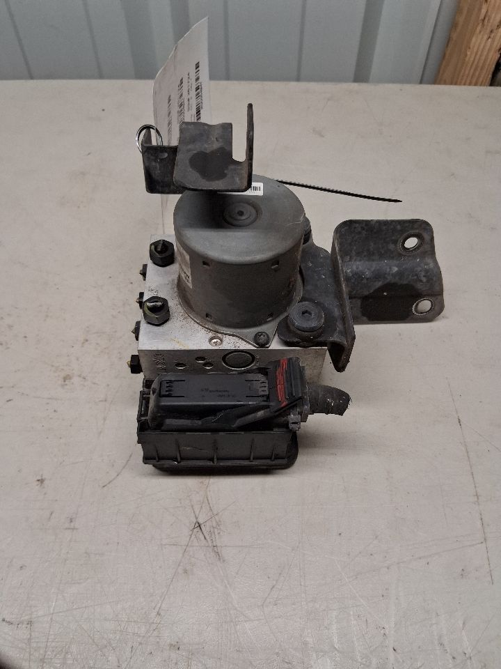 ABS Pump Module from a 2012 Kia Sorento, photo 3