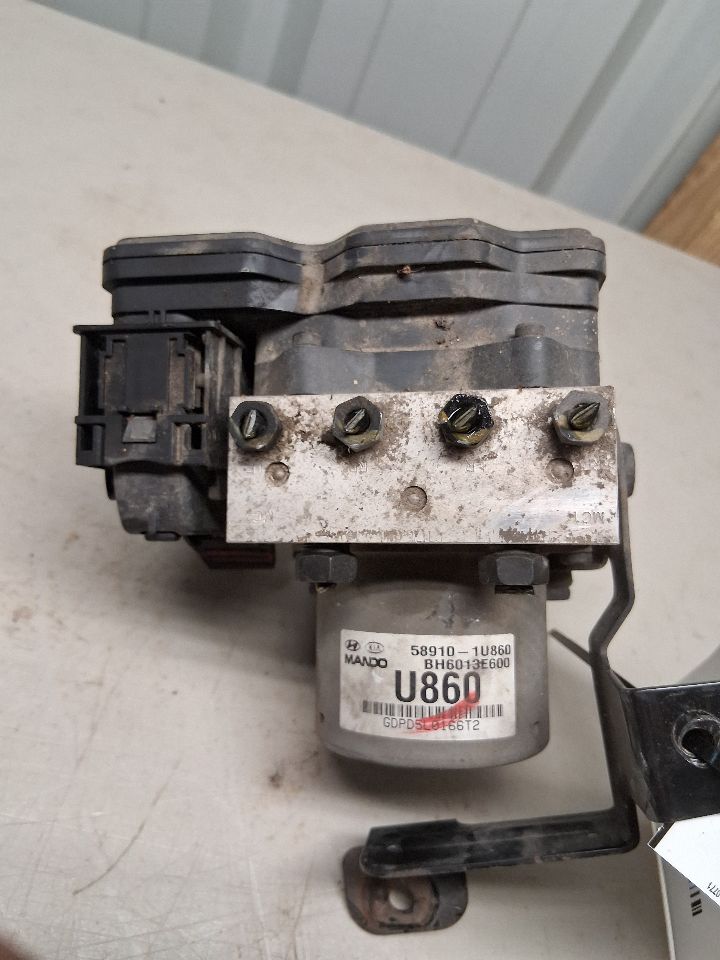 ABS Pump Module from a 2012 Kia Sorento, photo 4