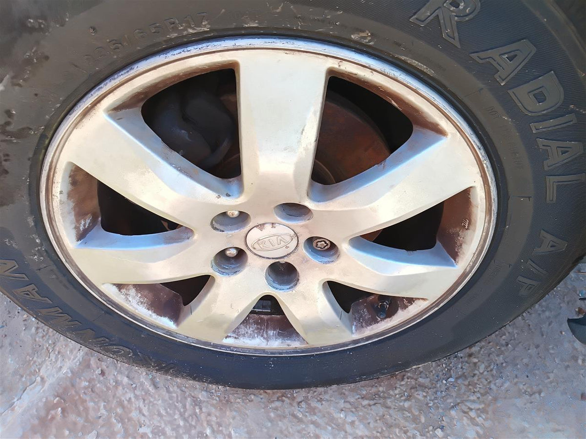 Wheel from a 2012 Kia Sorento, photo 1
