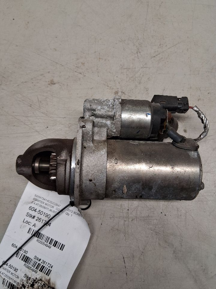 Starter Motor from a 2012 Kia Sorento, photo 1