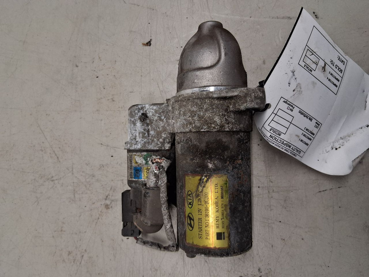 Starter Motor from a 2012 Kia Sorento, photo 2
