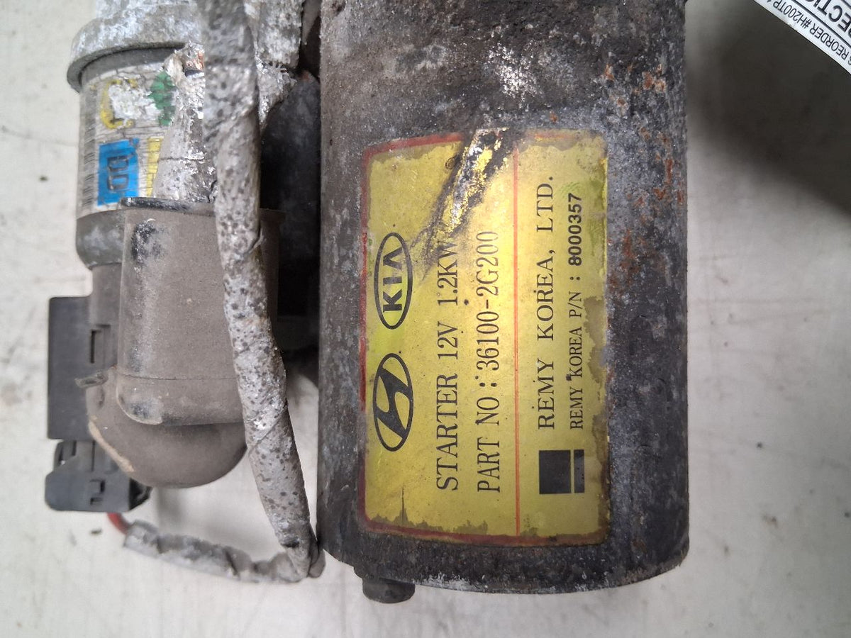 Starter Motor from a 2012 Kia Sorento, photo 3