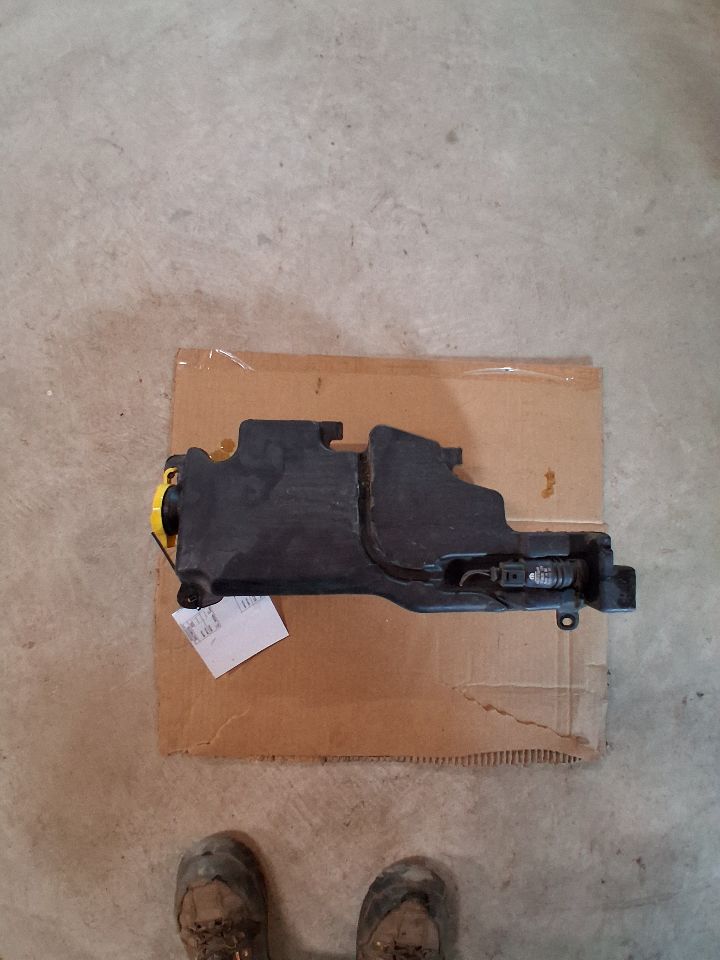 Windshield Washer Reservoir from a 2018 Ram 1500, photo 1