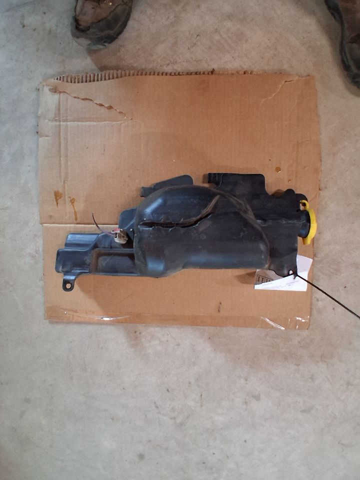 Windshield Washer Reservoir from a 2018 Ram 1500, photo 2