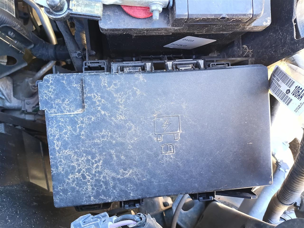 Engine Fuse Box from a 2018 Ram 1500, photo 1