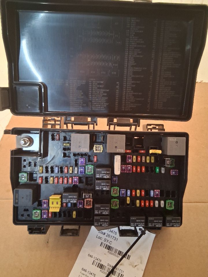 Engine Fuse Box from a 2018 Ram 1500, photo 2