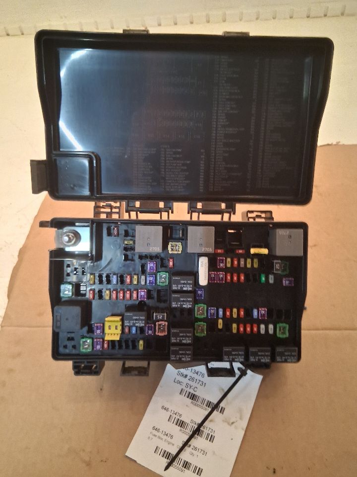 Engine Fuse Box from a 2018 Ram 1500, photo 3