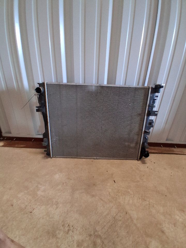 Radiator from a 2018 Ram 1500, photo 1