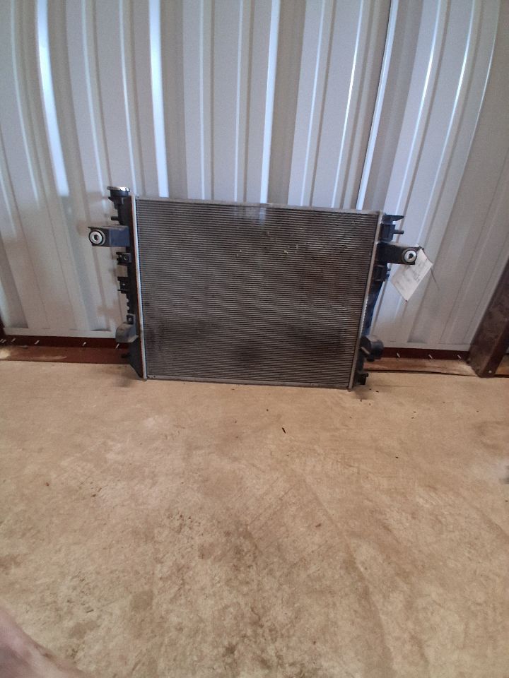 Radiator from a 2018 Ram 1500, photo 2
