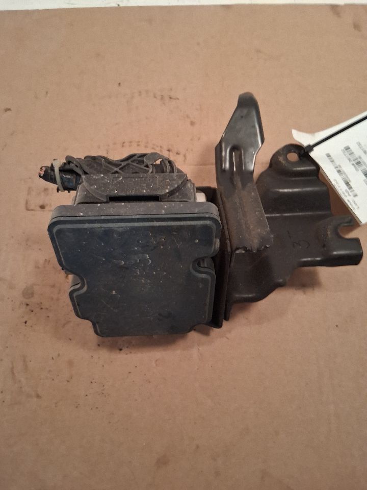 ABS Pump Module from a 2013 Nissan Altima, photo 2
