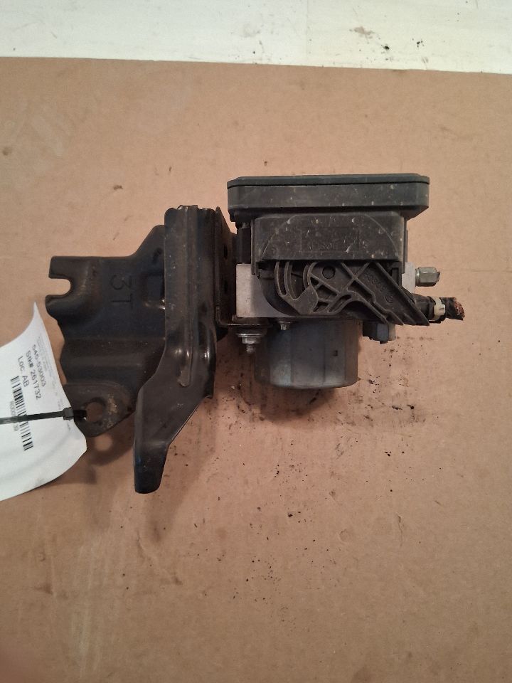 ABS Pump Module from a 2013 Nissan Altima, photo 3