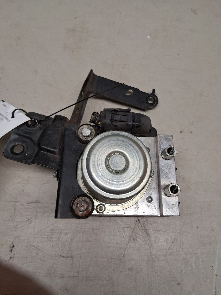 ABS Pump Module from a 2009 Nissan Rogue, photo 1