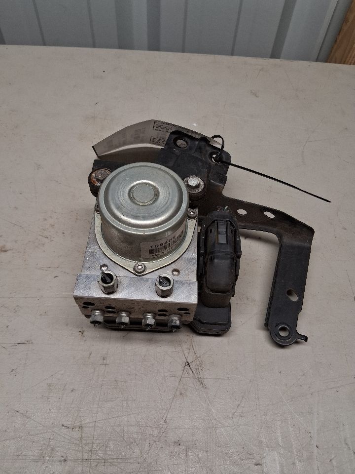 ABS Pump Module from a 2009 Nissan Rogue, photo 2