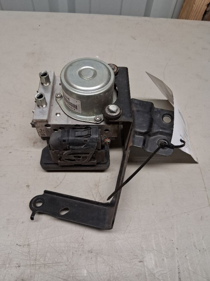 ABS Pump Module from a 2009 Nissan Rogue, photo 3