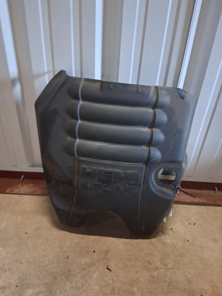 Engine Cover from a 2018 Ram 1500, photo 2