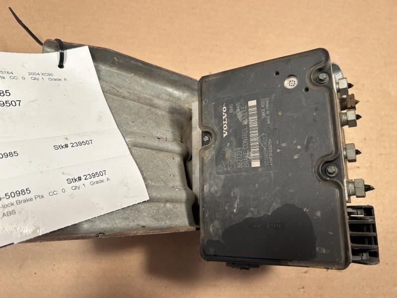 ABS Pump Module from a 2004 Volvo XC90, photo 2