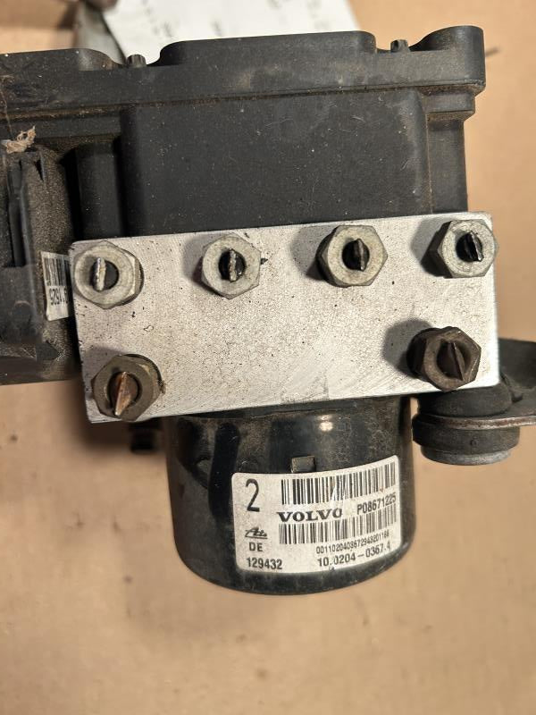 ABS Pump Module from a 2004 Volvo XC90, photo 3