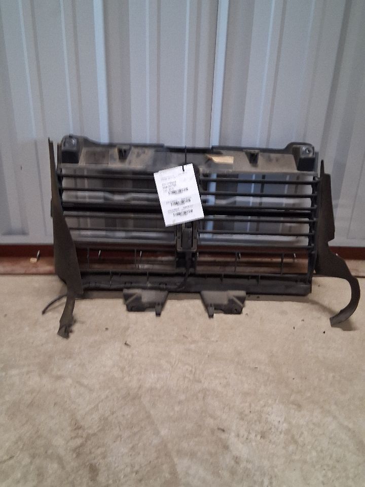 Grille Shutter from a 2018 Ram 1500, photo 1