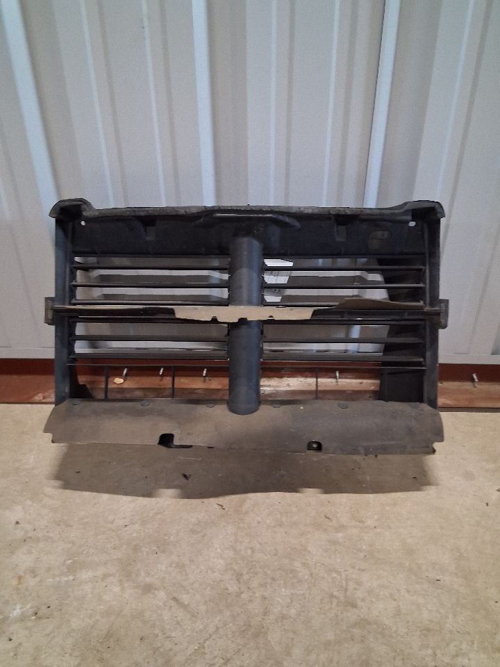 Grille Shutter from a 2018 Ram 1500, photo 2